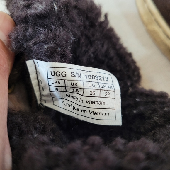 UGG shoes youth size 5 - Picture 7 of 9